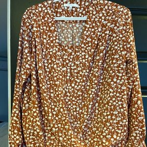 NWOT, Beautiful blouse, in a dark orange, brown colour.